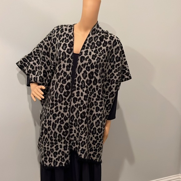 Black and grey wrap- one size fits allz In excellent condition - Picture 2 of 4